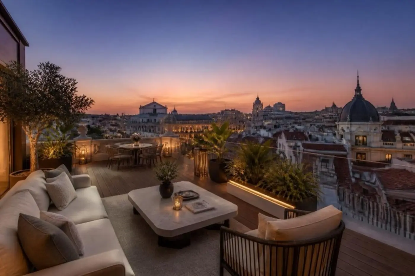 Terraza de un ático con vistas a los tejados de Madrid
