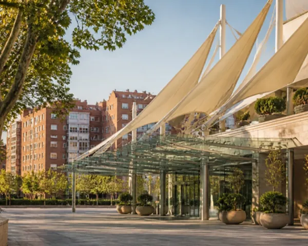 Barrio del Pilar: entrada de centro comercial con velas blancas